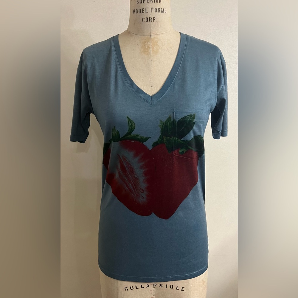 Go Couture Strawberry Graphic V-Neck Tee size M